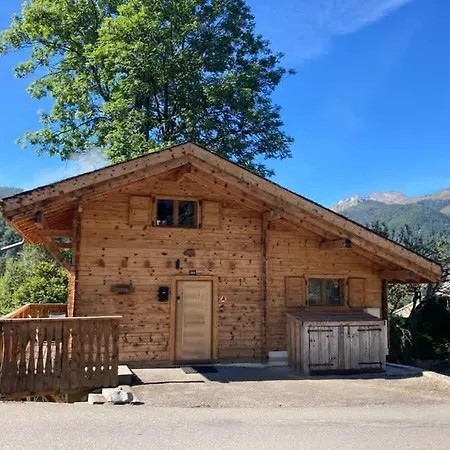 Cozy With Private Parking Sleeps 7 Chalet