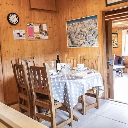 Cozy With Private Parking Sleeps 7 Chalet