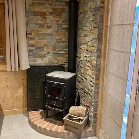 Cozy With Private Parking Sleeps 7 *