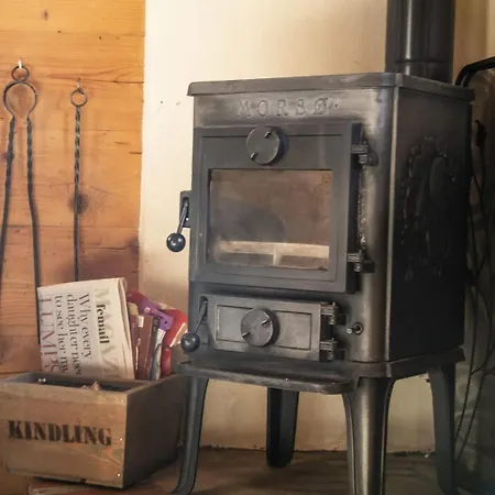 Cozy With Private Parking Sleeps 7 Chalet