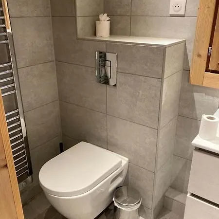 Cozy With Private Parking Sleeps 7 Chalet
