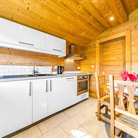 Cozy With Private Parking Sleeps 7 Chalet *