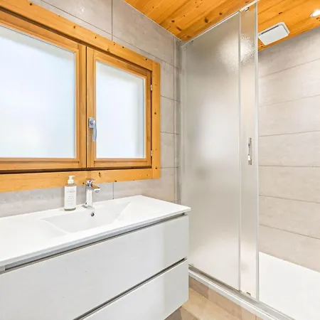 Chalet Cozy With Private Parking Sleeps 7